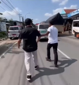 Viideo viral pengemudi mobil halangi ambulans. (instagram)